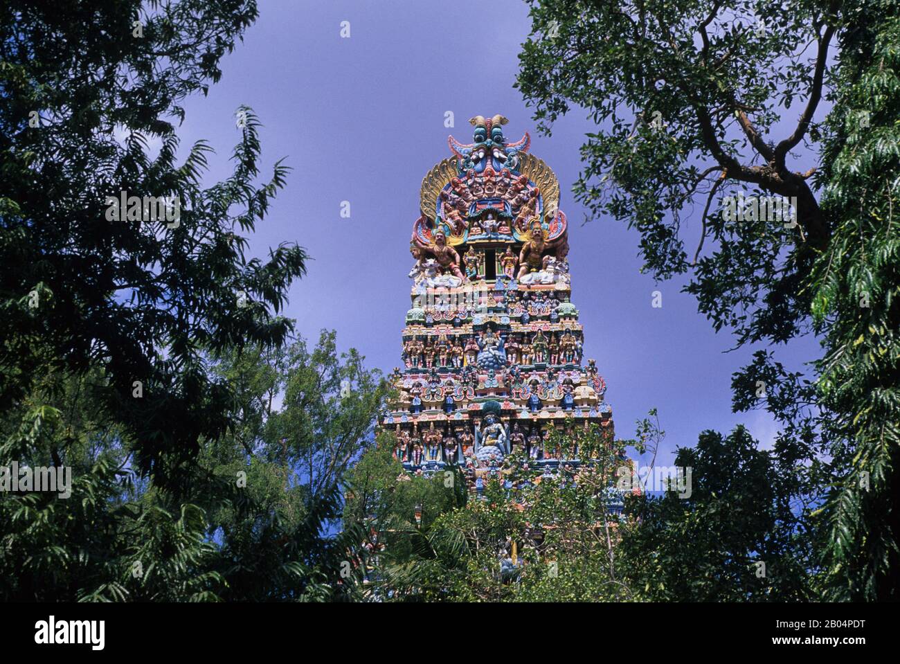 Porta colorata del Tempio di Meenakshi Amman, che è uno storico tempio indù costruito nel 1560 e situato sulla riva meridionale del fiume Vaigai nel Th Foto Stock