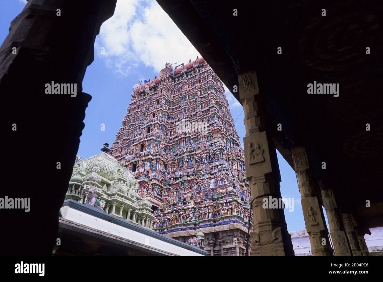 Vista di una porta del Tempio di Meenakshi Amman, che è uno storico tempio indù costruito nel 1560 e situato sulla riva meridionale del fiume Vaigai in t Foto Stock
