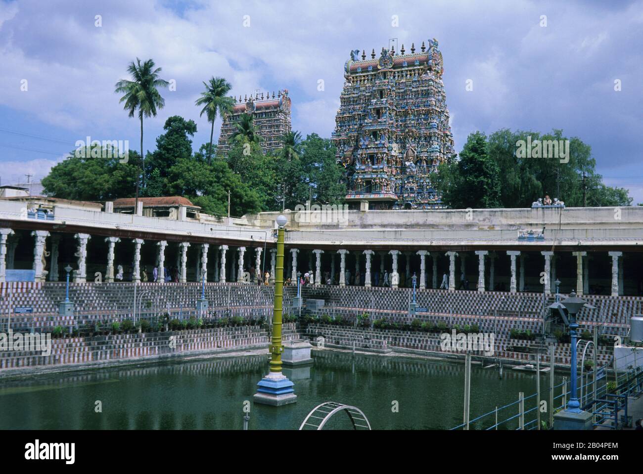 Cortile con piscina del Tempio di Meenakshi Amman, che è uno storico tempio indù costruito nel 1560 e situato sulla riva meridionale del fiume Vaigai Foto Stock