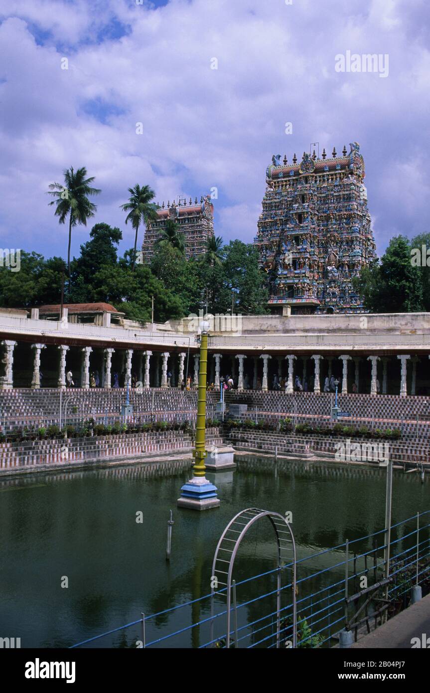 Cortile con piscina del Tempio di Meenakshi Amman, che è uno storico tempio indù costruito nel 1560 e situato sulla riva meridionale del fiume Vaigai Foto Stock