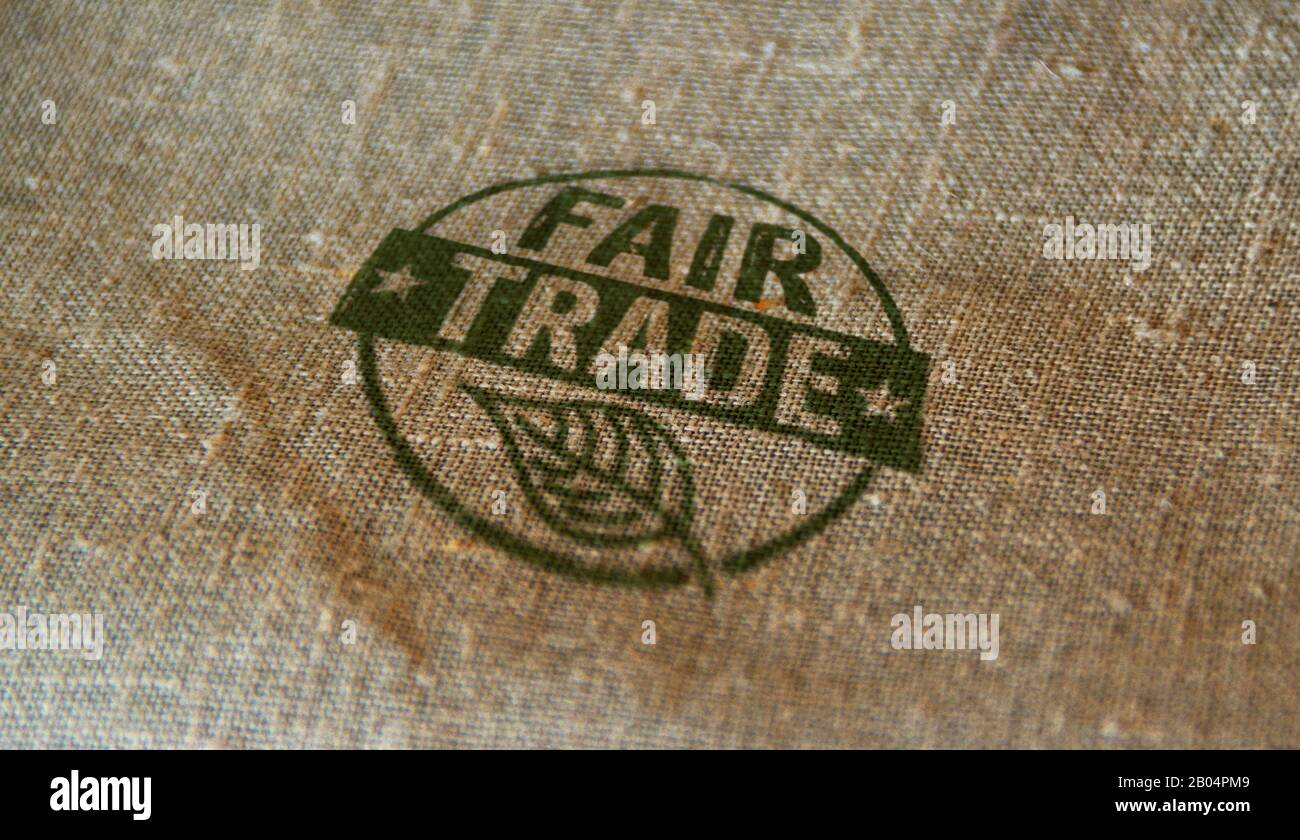 Timbro del commercio equo e solidale stampato sul sacco di lino. Commercio etico, commercio verde, economia sostenibile e concetto di cura ambientale. Foto Stock
