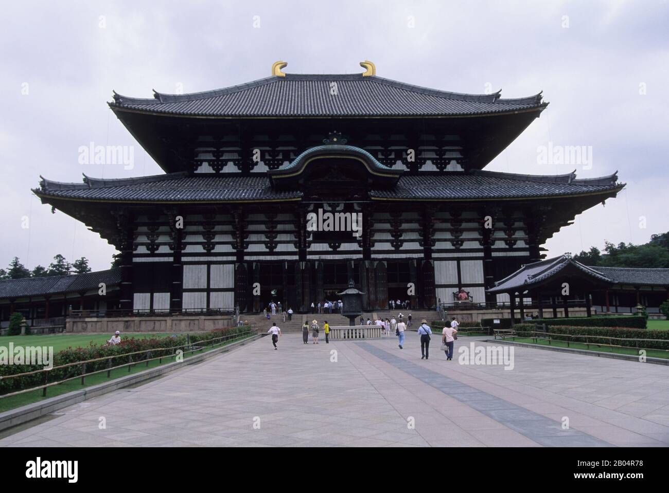 Vista della Sala del Grande Buddha del Todai-ji (Tempio Grande Orientale), che e' un complesso di templi Buddisti situato nella citta' di Nara, Giappone. Foto Stock