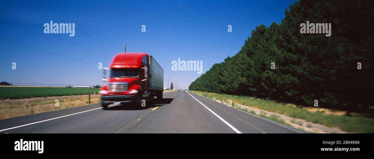 Camion in movimento su un'autostrada, Washington state, Stati Uniti Foto Stock