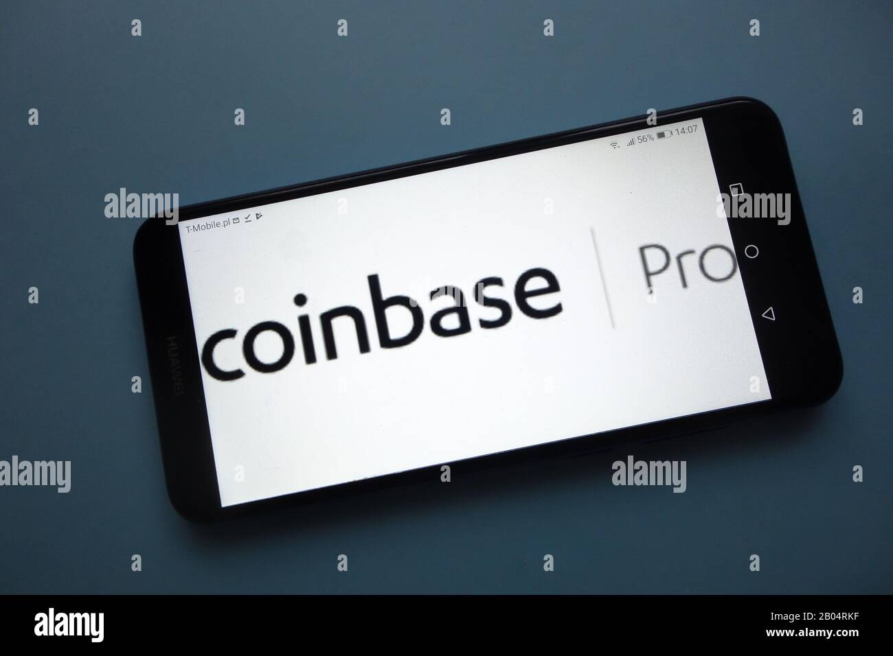 Il logo Coinbase Pro cryptocurrency Exchange viene visualizzato sullo smartphone Foto Stock