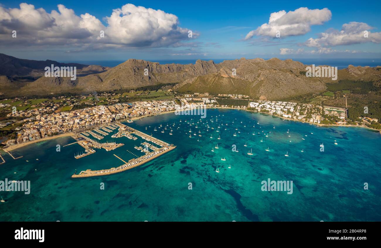Veduta aerea, isola, Port de Pollença, porto turistico di Pollensa, Maiorca, Isole Baleari, Spagna, Europa, montagne e valli, barche, sbarco, barca t Foto Stock