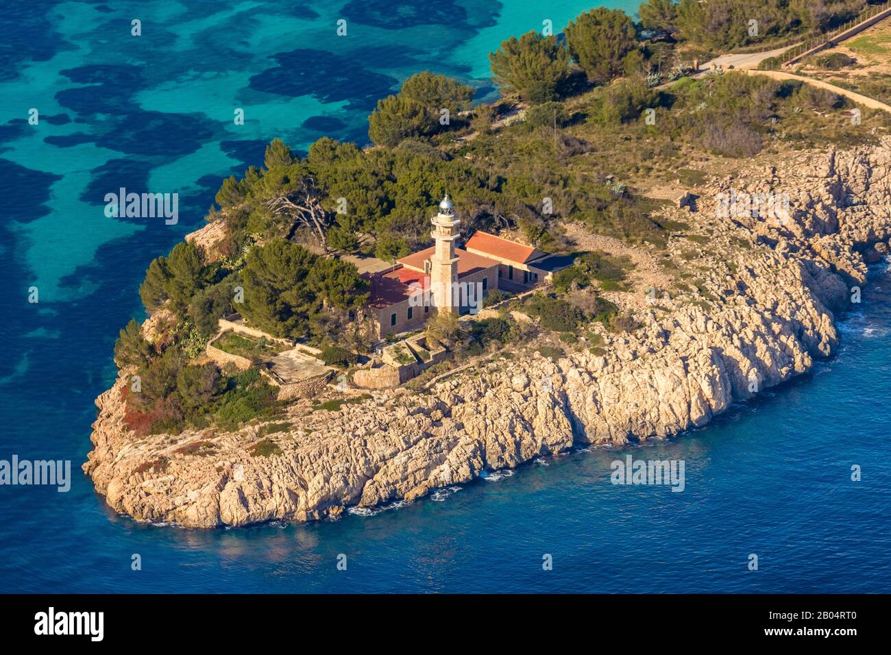 Luftbild, Insel, Halbinsel Les Pedreres, Faro De Punta De La Avanzada Leuchtturm, Pollença, Mallorca, Balearische Inseln, Spanien, Europa, Bewaldung, Foto Stock