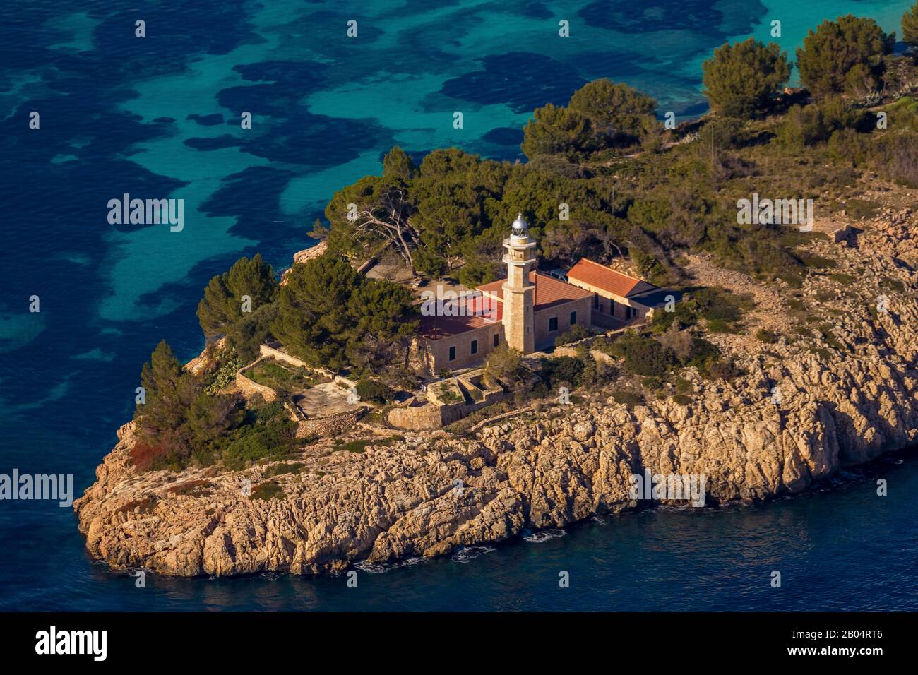 Luftbild, Insel, Halbinsel Les Pedreres, Faro De Punta De La Avanzada Leuchtturm, Pollença, Mallorca, Balearische Inseln, Spanien, Europa, Bewaldung, Foto Stock