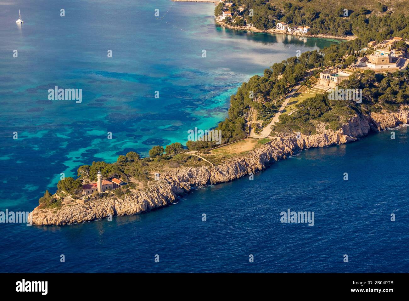 Luftbild, Insel, Halbinsel Les Pedreres, Faro De Punta De La Avanzada Leuchtturm, Pollença, Mallorca, Balearische Inseln, Spanien, Europa, Bewaldung, Foto Stock