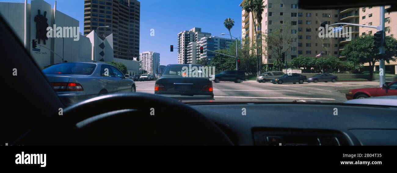 Automobili che si muovono sulla strada, Los Angeles, California, Stati Uniti Foto Stock