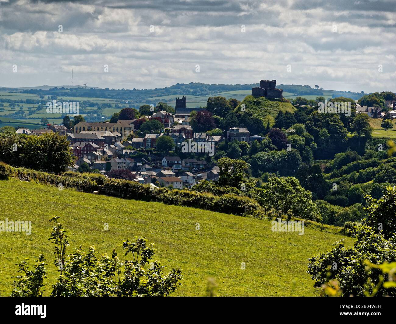 Una vista distante del Castello di Launceston Foto Stock