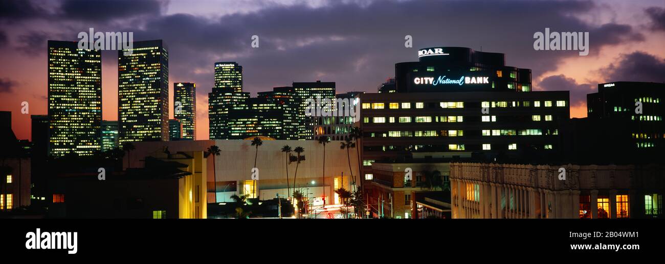 Edificio illuminato di notte in una città, Century City, Beverly Hills, City of Los Angeles, California, Stati Uniti Foto Stock