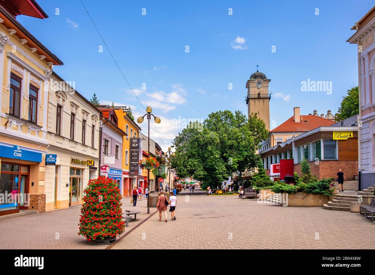 Poprad, regione Presov / Slovacchia - 2019/06/28: Vista panoramica del centro di Poprad e di Piazza San Egidius - Namestie svateho Egidia - con il go Foto Stock