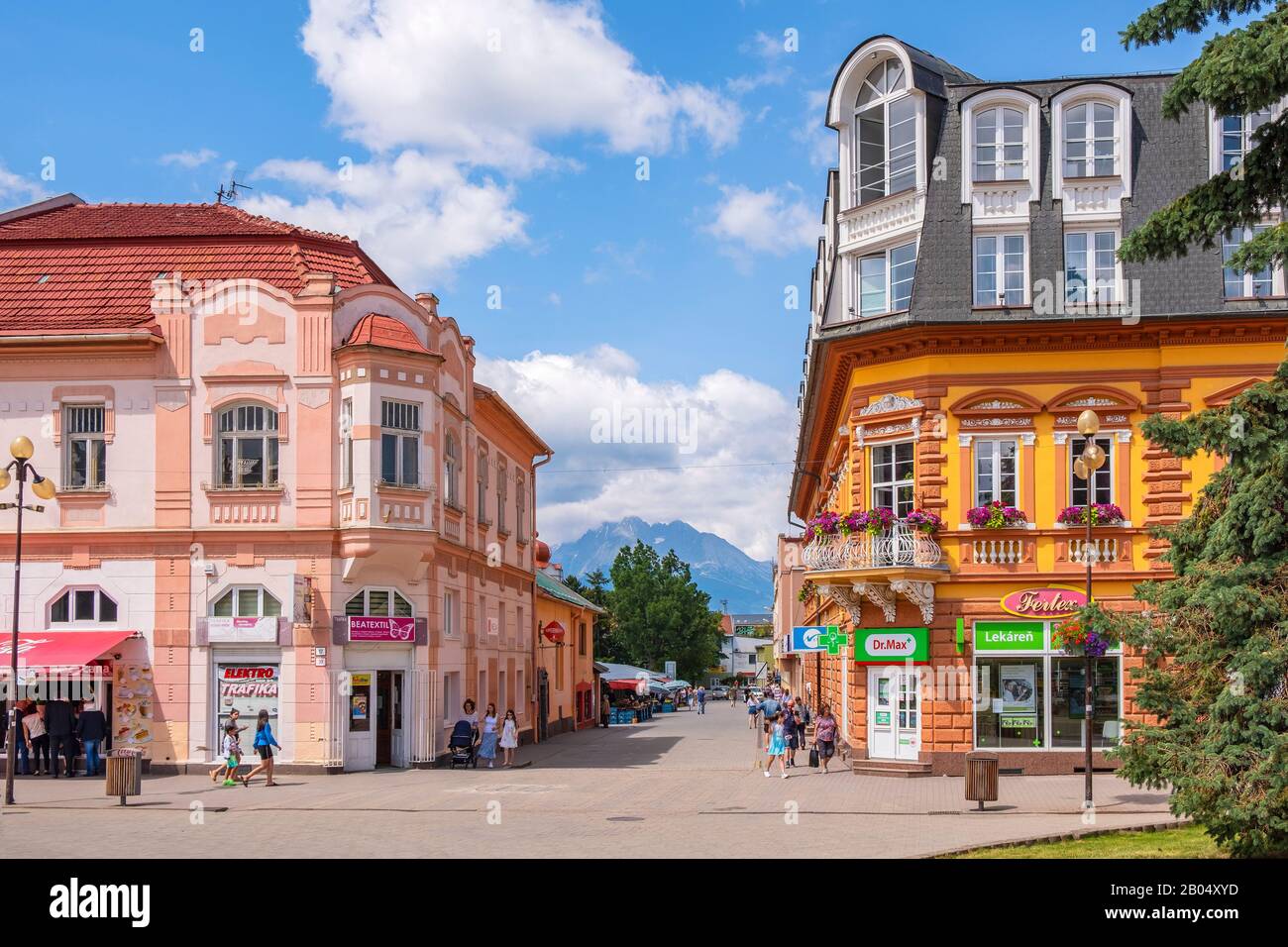 Poprad, regione Presov / Slovacchia - 2019/06/28: Vista panoramica del centro di Poprad e Piazza San Egidius - Namestie svateho Egidia - con il Ta Foto Stock