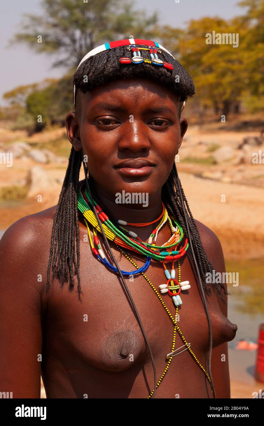 Donna africana nella regione di Kunene, Namibia settentrionale Foto Stock Donna africana nella regione di Kunene, Namibia settentrionale Foto Stock