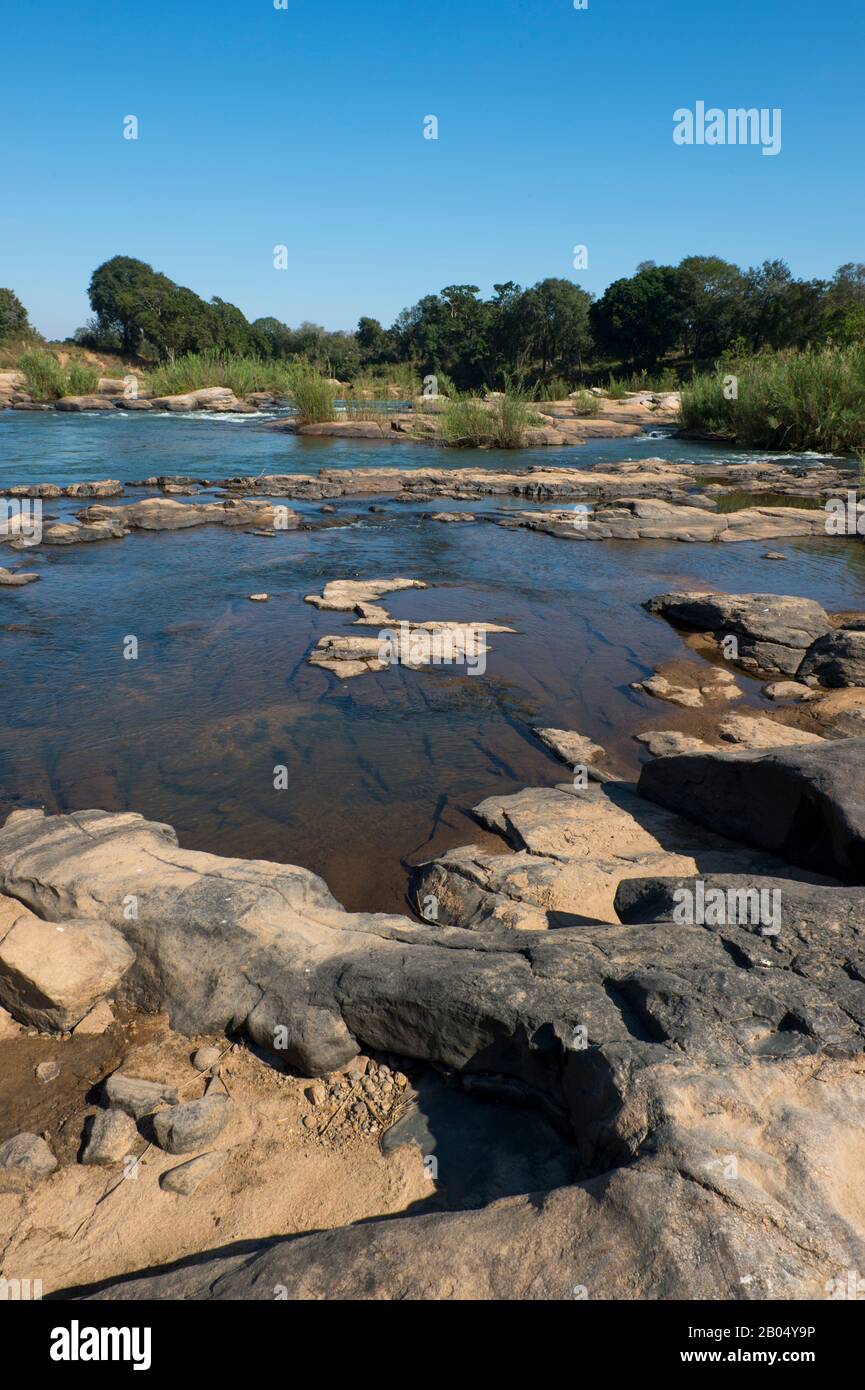 Il fiume Sabie nella Riserva di Sabbi Sands adiacente al Parco Nazionale Kruger in Sud Africa. Foto Stock