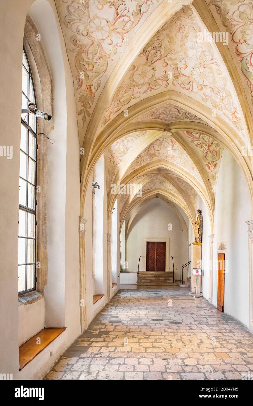 Tyniec, Malopolskie / Polonia - 2019/06/30: Chiostri gotici e passaggi dell'abbazia benedettina di Tyniec sul fiume Vistola vicino Cracovia Foto Stock