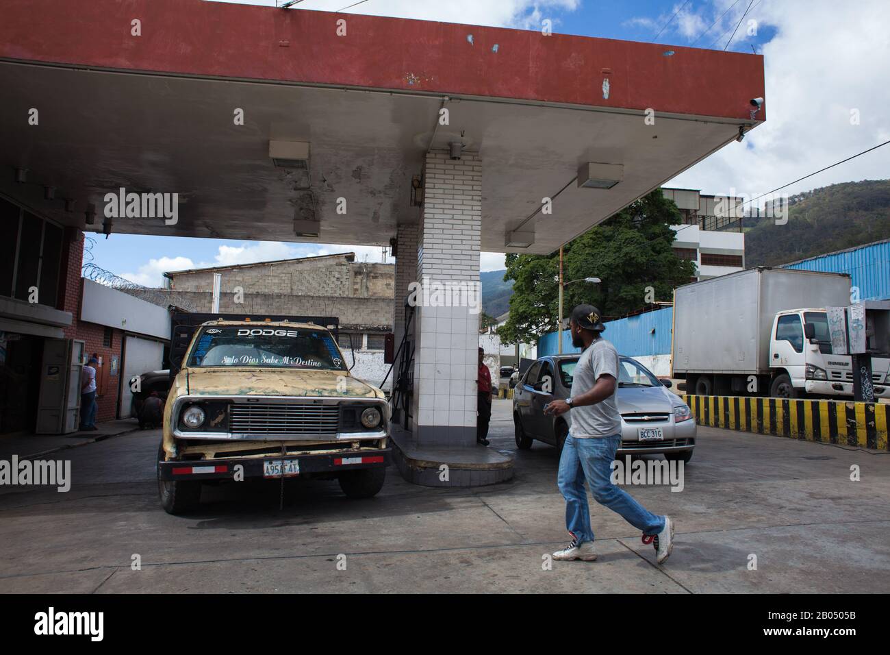 Caracas, Venezuela. 18th Feb, 2020. Vista di una stazione di servizio. Gli Stati Uniti vogliono spegnere il rubinetto del petrolio sul Venezuela: Il Dipartimento del Tesoro degli Stati Uniti ha quindi imposto sanzioni a un'importante controllata della compagnia petrolifera russa Rosneft. La società svizzera Rosneft Trading ha organizzato vendite internazionali di petrolio per il governo sanzionato del presidente del Venezuela Maduro, il ministero ha detto. I maggiori clienti delle esportazioni petrolifere in questione sono stati finora l'India e la Cina. Credito: Boris Vergara/Dpa/Alamy Live News Foto Stock