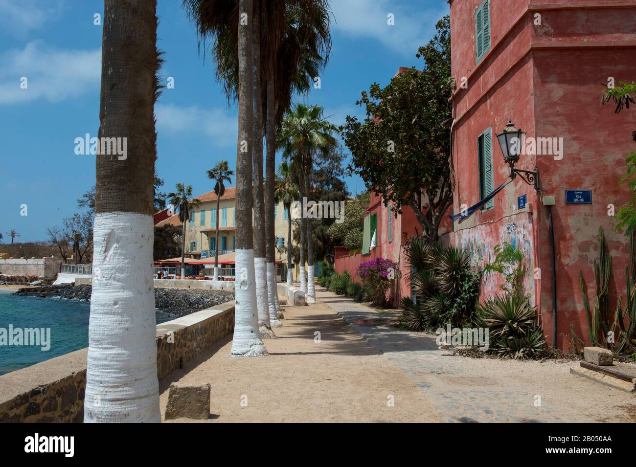 Street scena sull'isola di Goree nell'Oceano Atlantico fuori da Dakar in Senegal, Africa Occidentale. Foto Stock