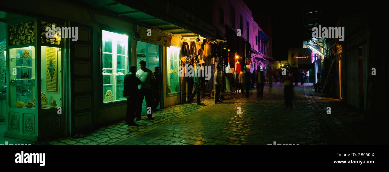 Gruppo di persone sulla strada, Medina, Kairwan, Tunisia Foto Stock
