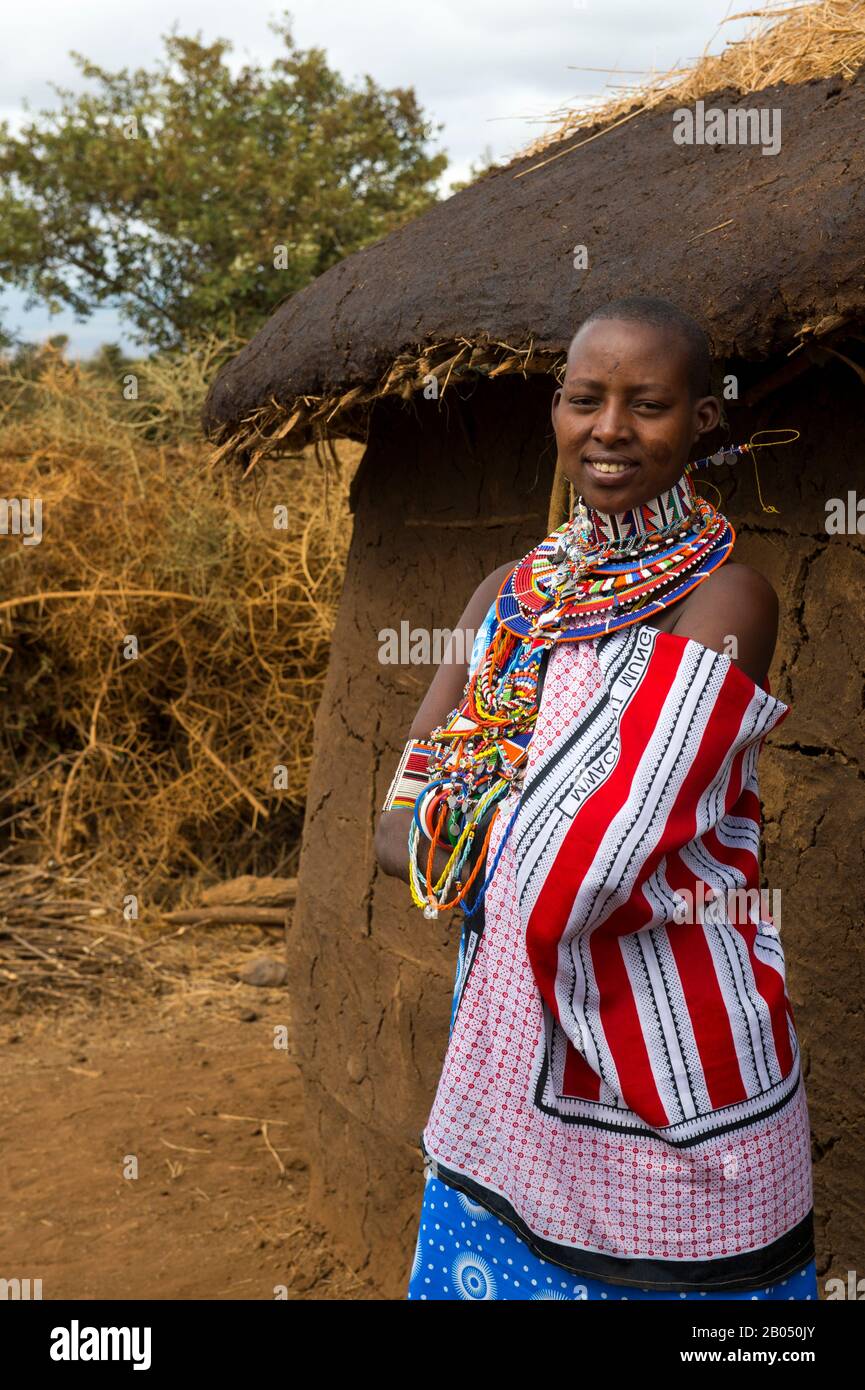 Villaggio con Masai donna in un villaggio Masai fuori del Parco Nazionale Amboseli in Kenya. Foto Stock