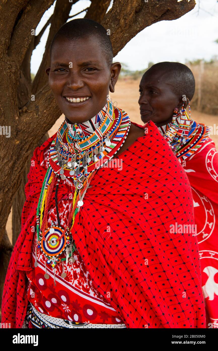 Ritratto di una donna Masai in un villaggio Masai fuori del Parco Nazionale Amboseli in Kenya. Foto Stock