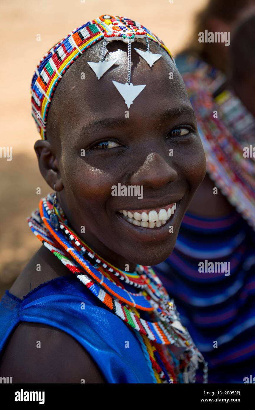 Ritratto di una donna Masai con biglie di vetro in un villaggio Masai fuori del Parco Nazionale Amboseli in Kenya. Foto Stock