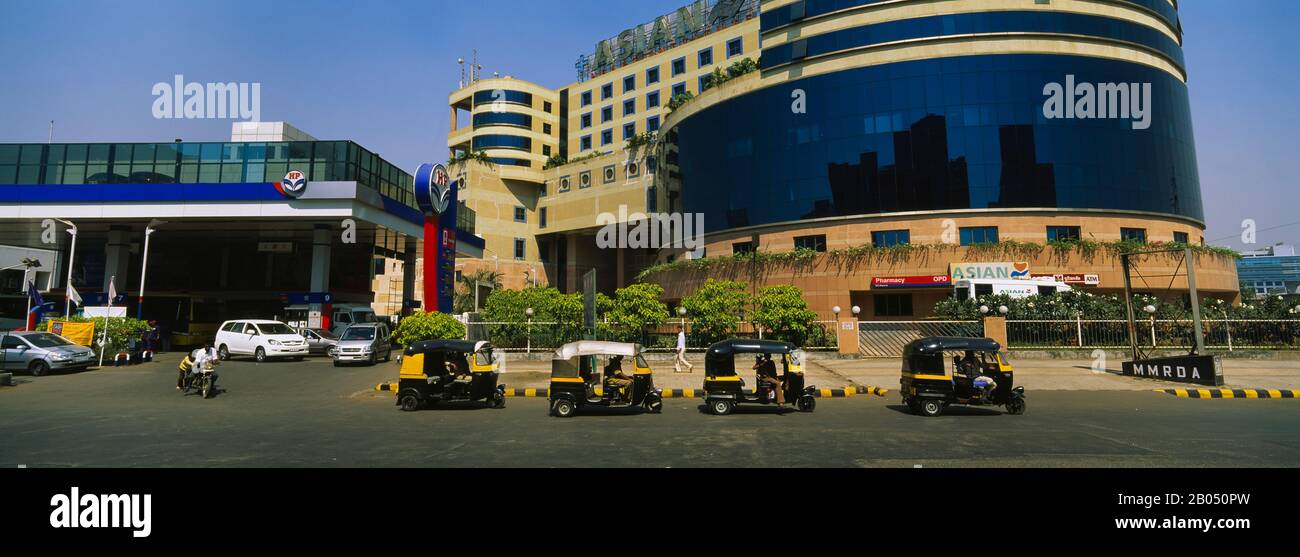 Autorickshaws di fronte ad un edificio commerciale, Bandra-Kurla Complex, Mumbai, Maharashtra, India Foto Stock