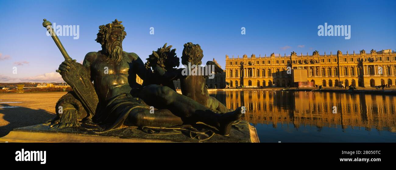 Statue di fronte ad un castello, Chateau de Versailles, Versailles, Yvelines, Francia Foto Stock