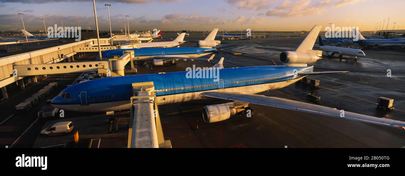Vista ad alto angolo degli aerei in un aeroporto, Amsterdam Schiphol Airport, Amsterdam, Olanda Foto Stock