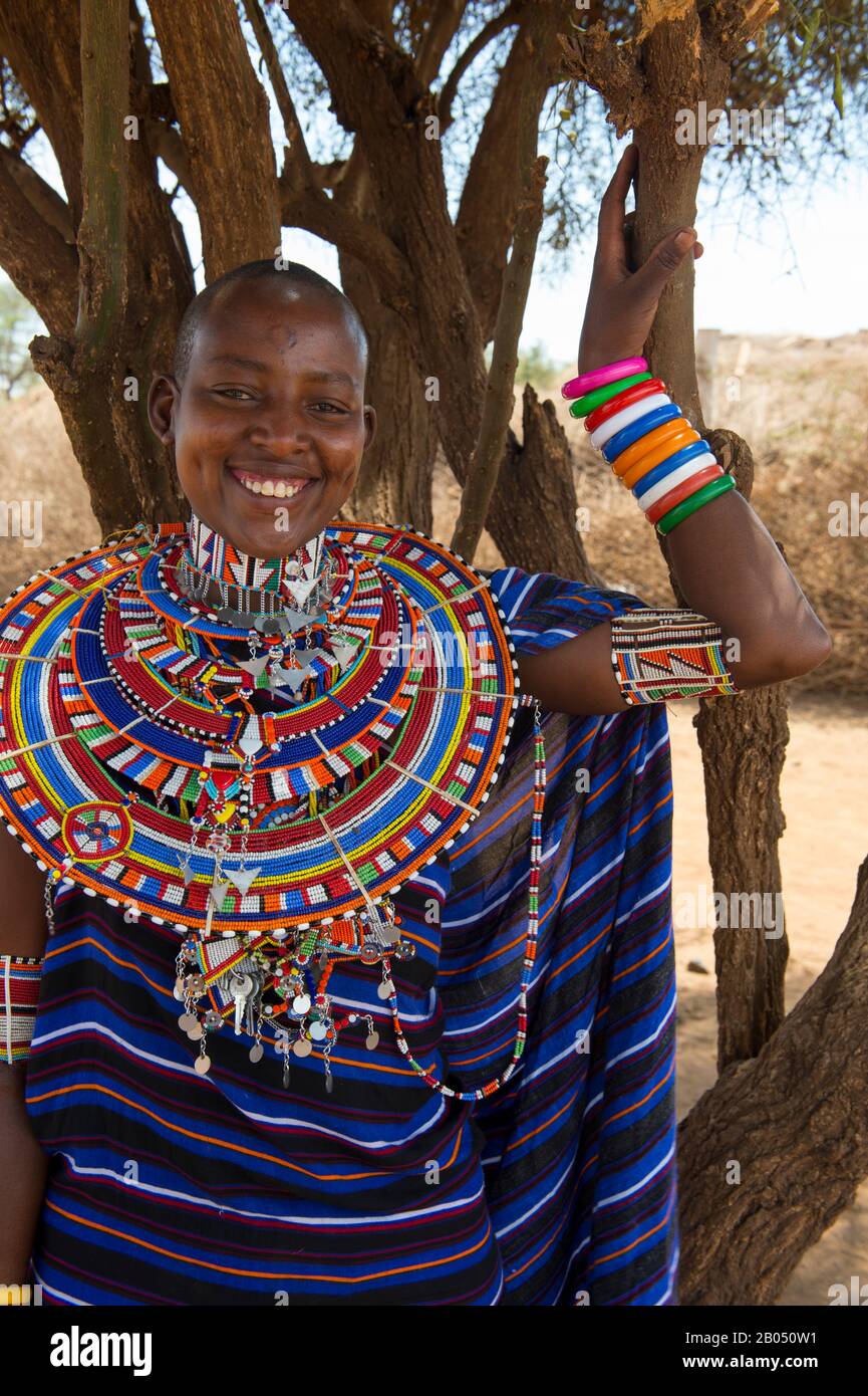 Ritratto di una donna Masai con biglie di vetro in un villaggio Masai fuori del Parco Nazionale Amboseli in Kenya. Foto Stock