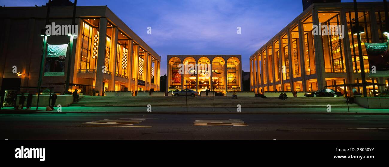 Edificio di intrattenimento illuminata di notte, Lincoln Center di Manhattan, New York City, nello Stato di New York, Stati Uniti d'America Foto Stock