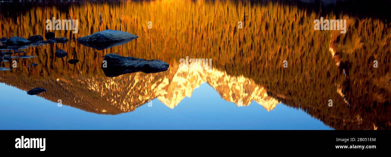 Riflesso delle montagne in un lago, Taggart Lake, Teton Range, Grand Teton National Park, Wyoming, USA Foto Stock