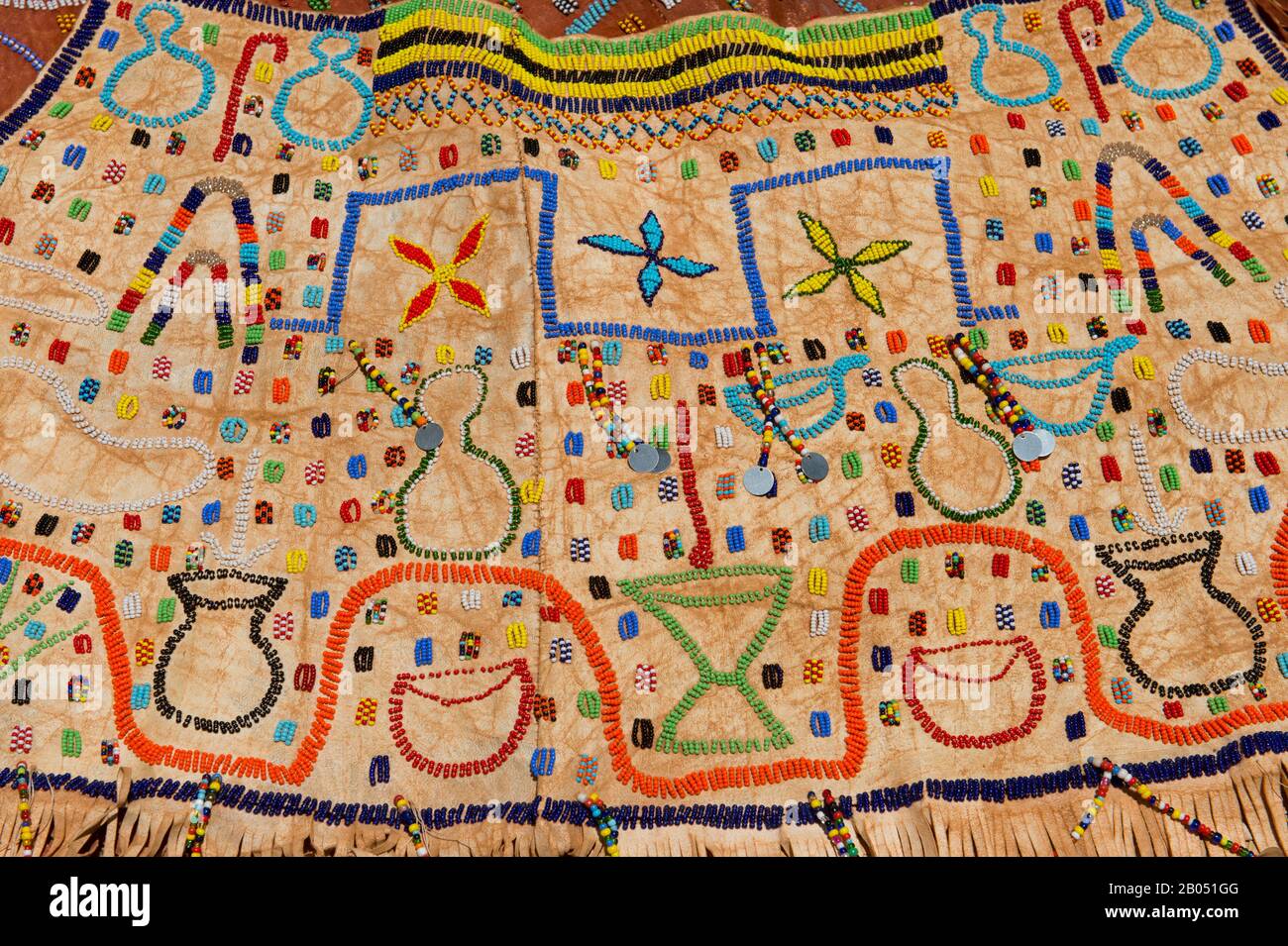 Dettaglio di un abito da sposa tradizionale iracheno in un villaggio iracheno a Caratu in Tanzania, Africa orientale. Foto Stock