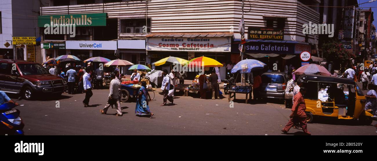 Gruppo di persone in un mercato di strada, Parry's Corner, Chennai, Tamil Nadu, India Foto Stock