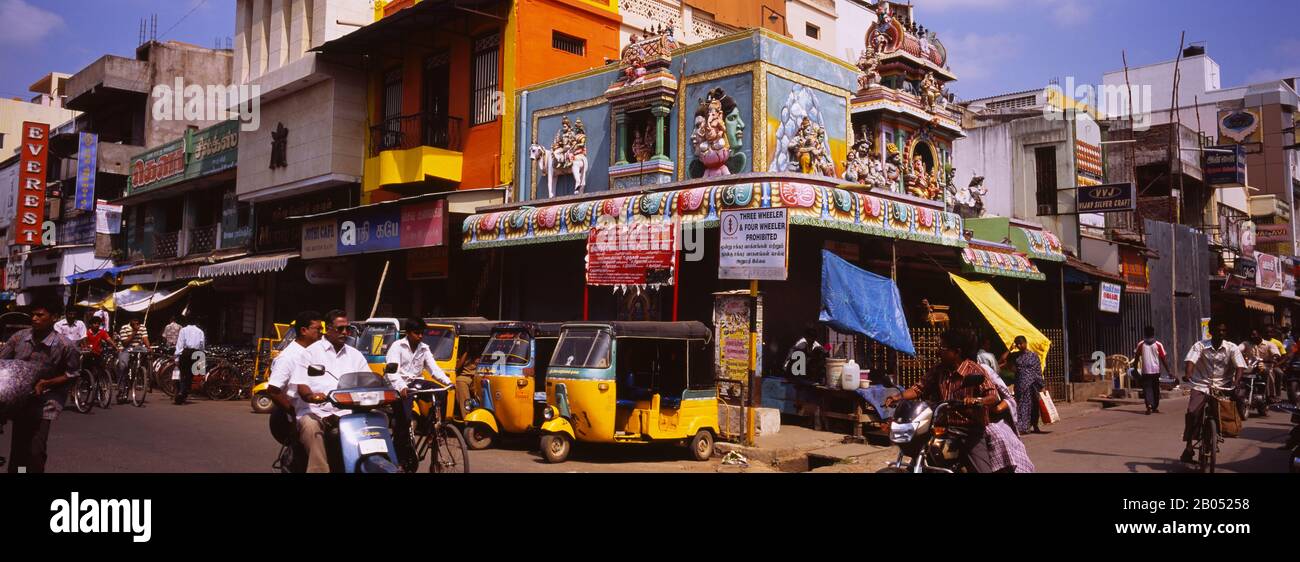 Risciò automatici parcheggiati di fronte a un tempio, Pondicherry, India Foto Stock