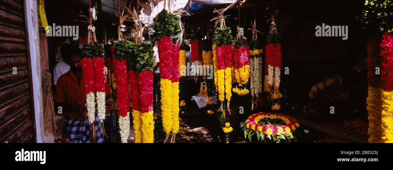 Ghirlande appese ad una stalla di mercato, Pondicherry, India Foto Stock