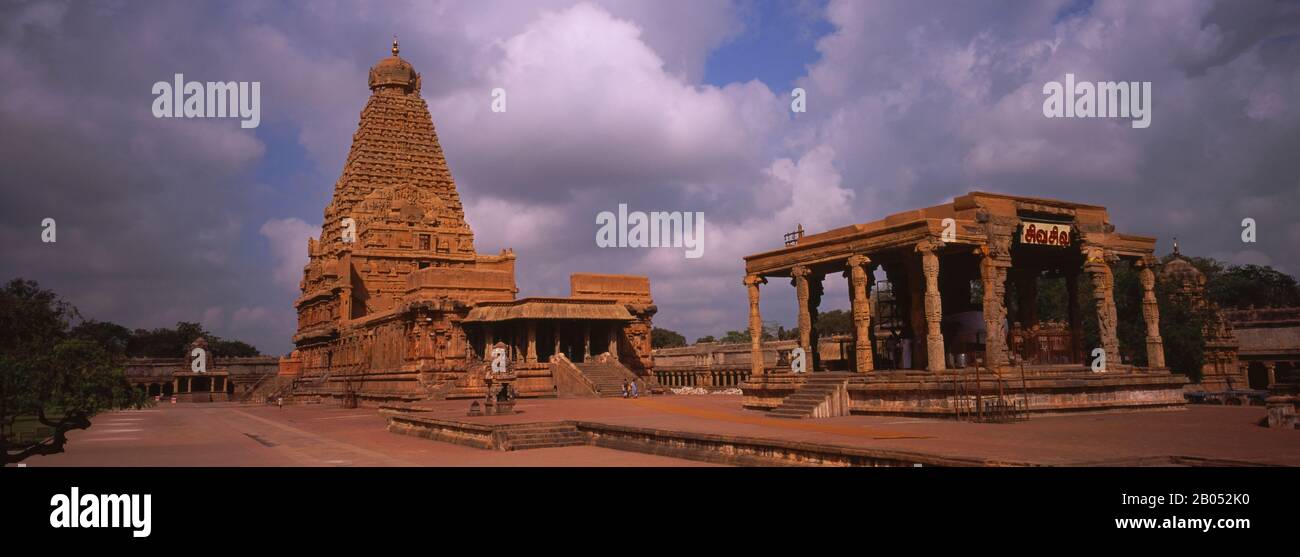 Nubi su un tempio, tempio di Brihadeeswarar, Thanjavur, Tamil Nadu, India Foto Stock