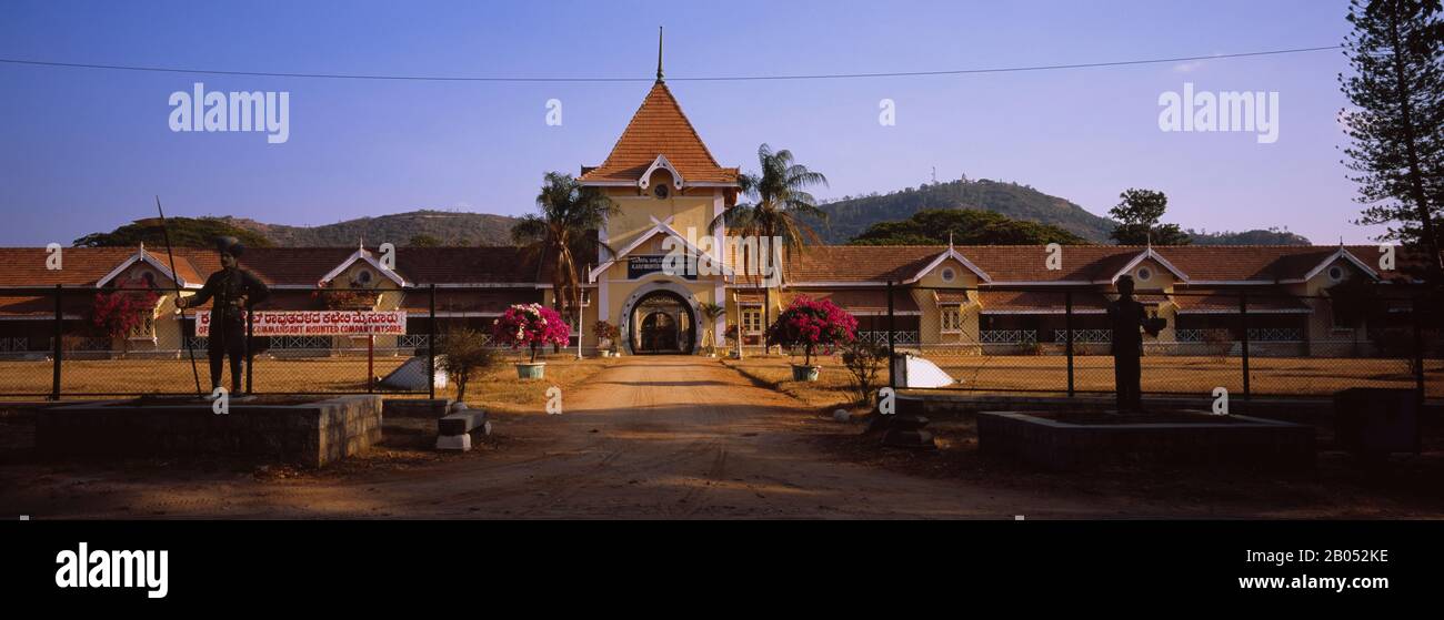 Facciata di un edificio, montato polizia, British Colonial Building, Karnataka, India Foto Stock
