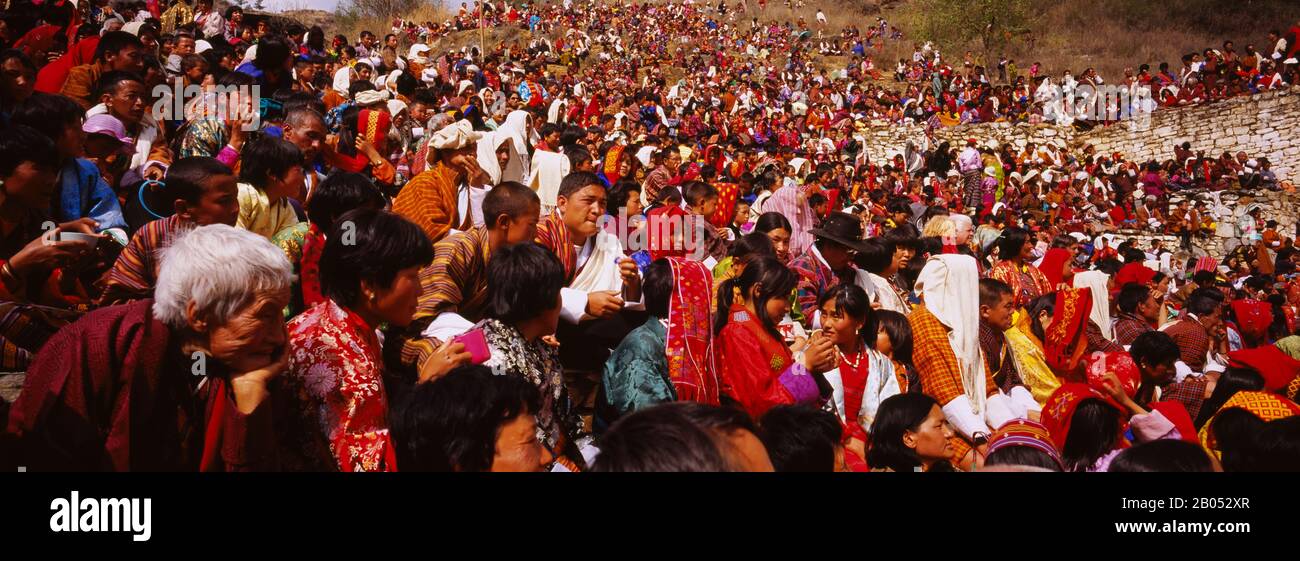 Vista ad alto angolo della folla che guarda un festival tradizionale, Tsechu Festival, Festival Ground, Paro, Bhutan Foto Stock