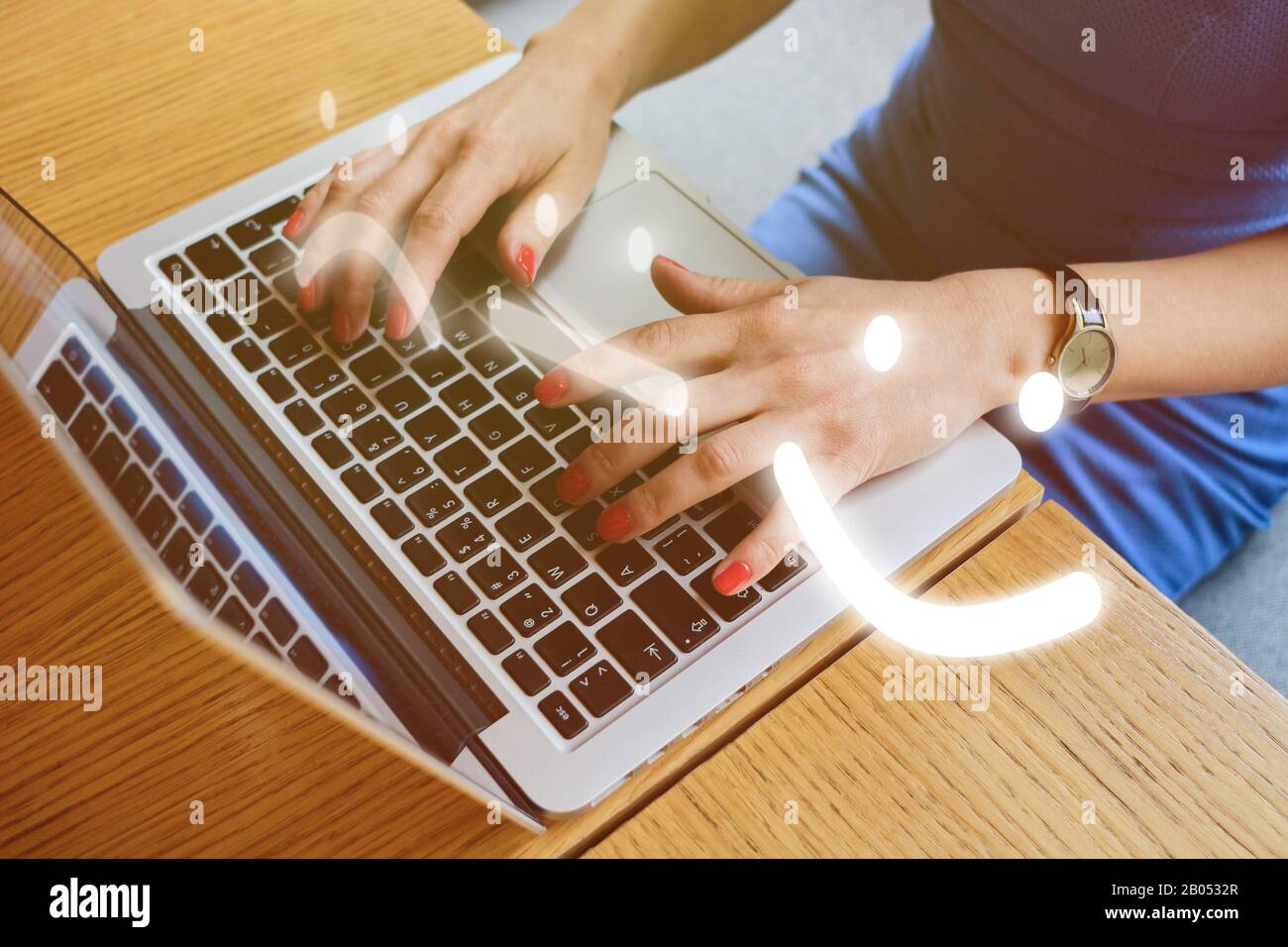 Una ragazza in un abito blu si siede in un caffè e mette una valutazione sulla risorsa del Internet. Emoticon astratte con diversi stati d'animo - cattivo, neutro, buono su un Foto Stock