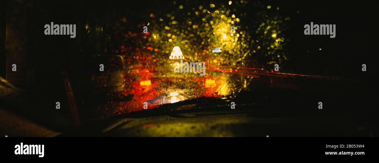 Taxi sotto la pioggia di notte, San Francisco, California, Stati Uniti Foto Stock