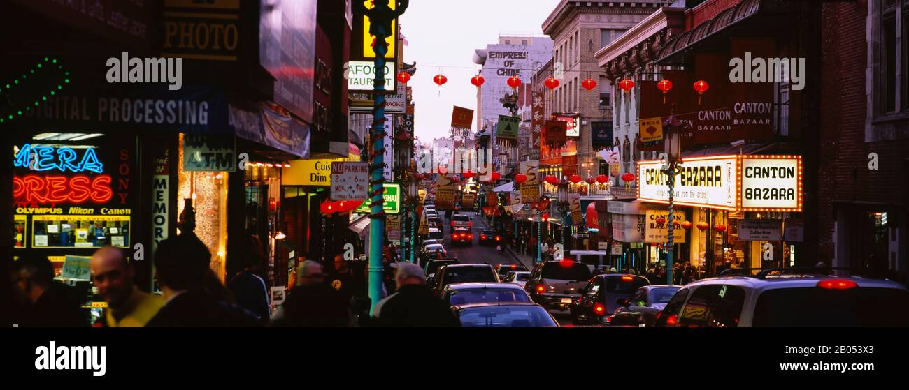 Traffico su una strada, Grant Avenue, Chinatown, San Francisco, California, USA Foto Stock