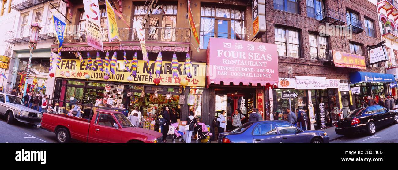 Gruppo di persone che camminano sulla strada, Grant Avenue, Chinatown, San Francisco, California, USA Foto Stock