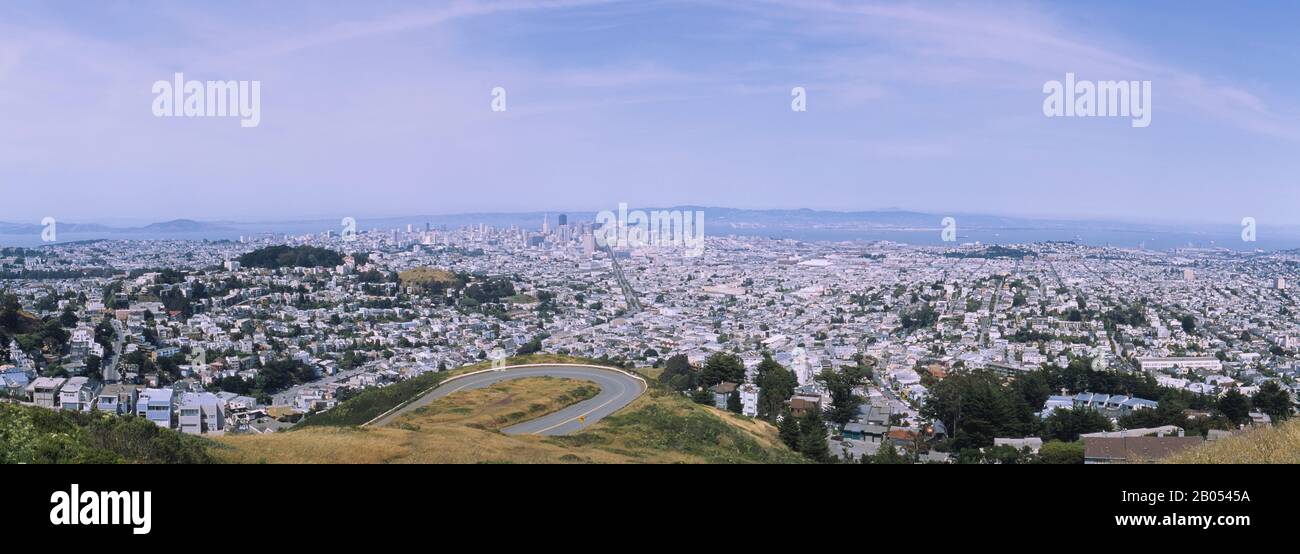 Veduta aerea di un paesaggio urbano visto da una montagna, Twin Peaks, San Francisco, California, Stati Uniti Foto Stock