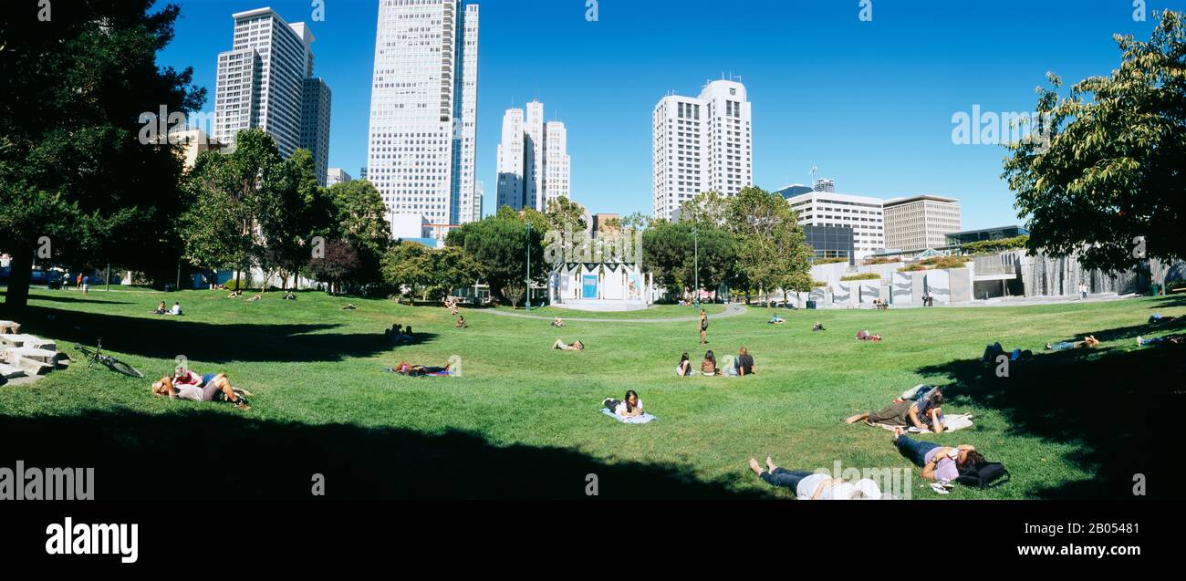 Gruppo di persone in un giardino, Yerba Buena Gardens, San Francisco, California, Stati Uniti Foto Stock