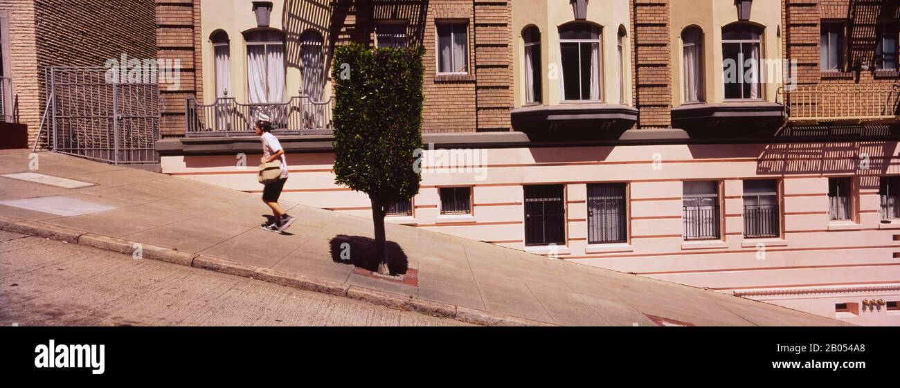 Profilo laterale di un uomo che fa jogging in una strada, San Francisco, California, Stati Uniti Foto Stock