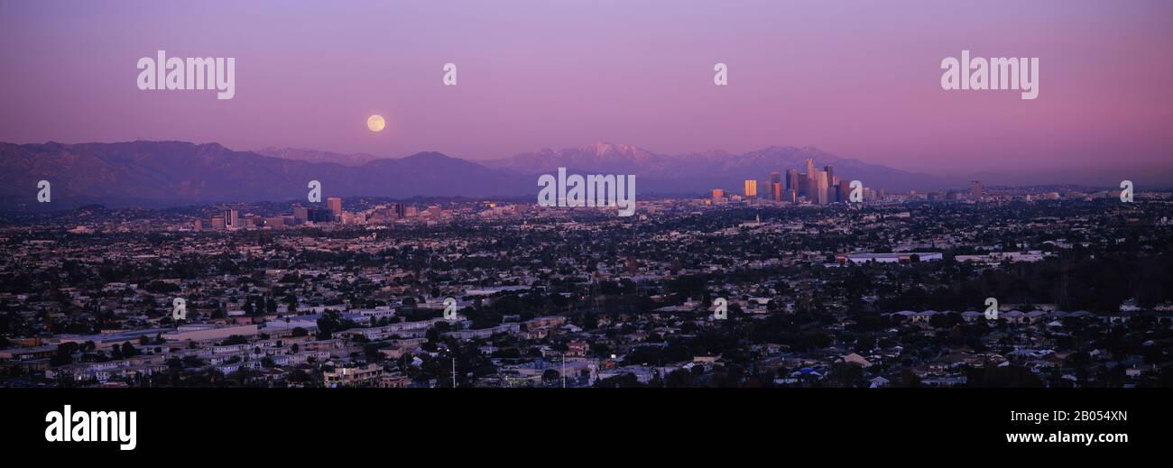 Edifici In Una Città, Hollywood, San Gabriel Mountains, Città Di Los Angeles, Los Angeles County, California, Stati Uniti Foto Stock
