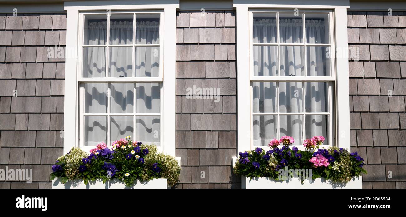 Finestre sulle finestre di una casa, Siasconset, Nantucket, Massachusetts, Stati Uniti Foto Stock
