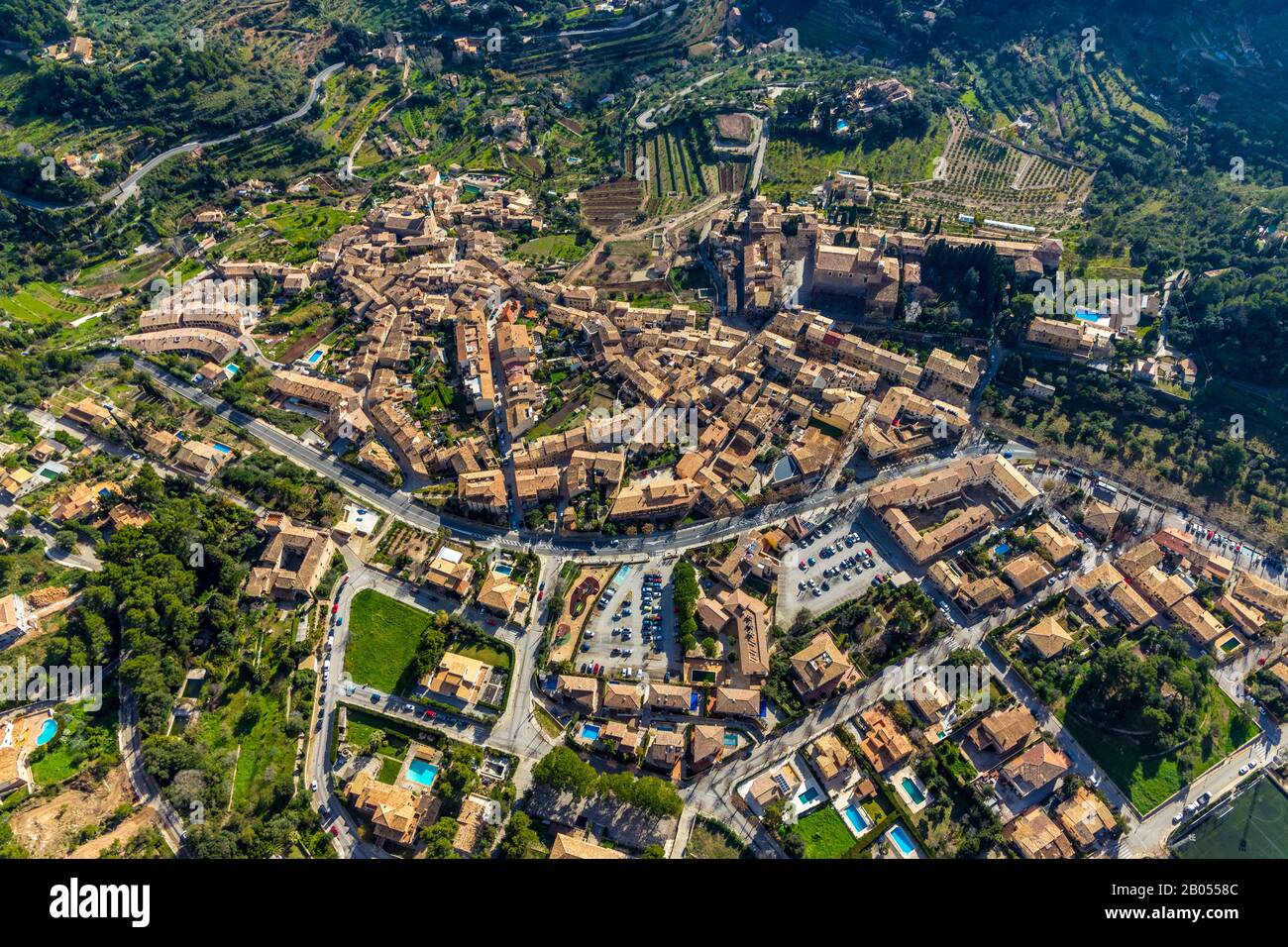 Veduta aerea, vista villaggio, centro storico, Valldemossa, Mallorca, Isole Baleari, Spagna, Europa, Església de Sant Bartomeu, Espana, Frederic Chopin e Ge Foto Stock