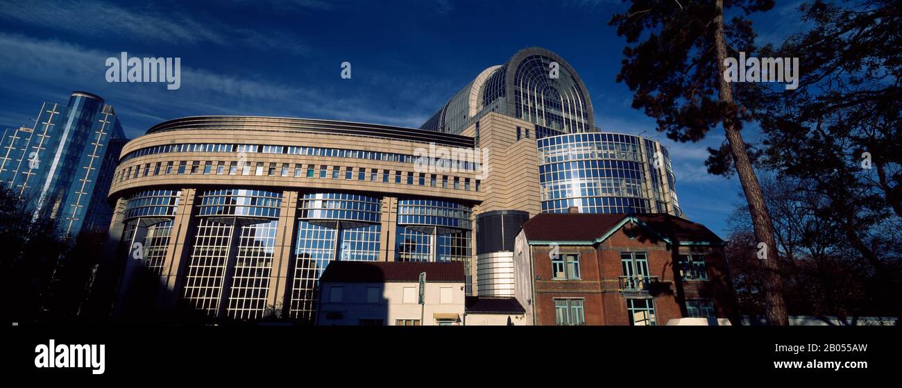 Vista a basso angolo di un edificio governativo, Parlamento europeo, Bruxelles, Belgio Foto Stock